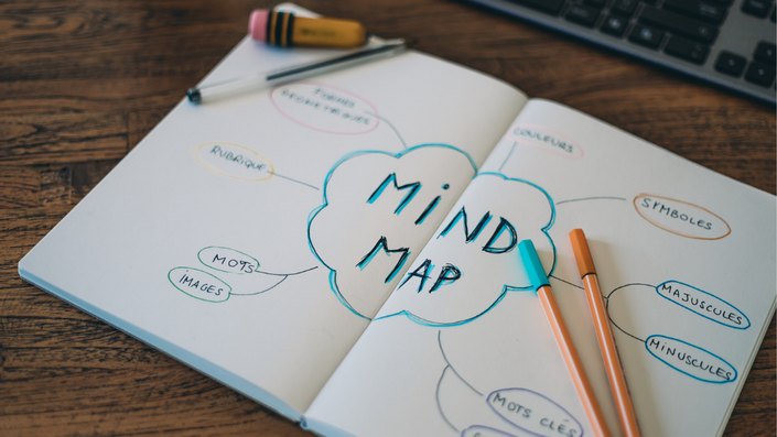 Cahier ouvert sur un cours de Mind Mapping