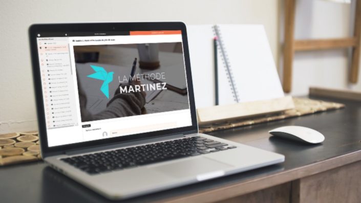 Ordinateur ouvert sur une page de la Méthode Martinez
