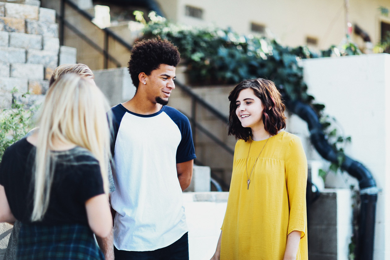 Groupe d'étudiants en train de discuter