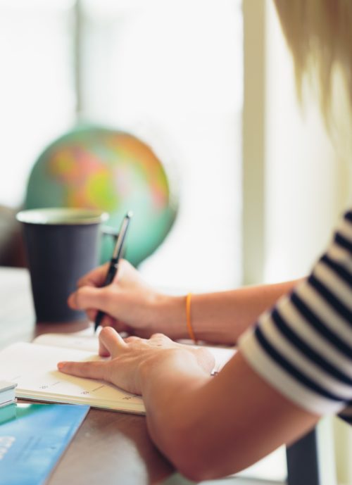 Etudiant travaillant sur un bureau